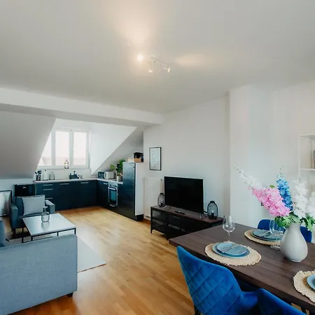 Luga Homes - Zoo Apartment *